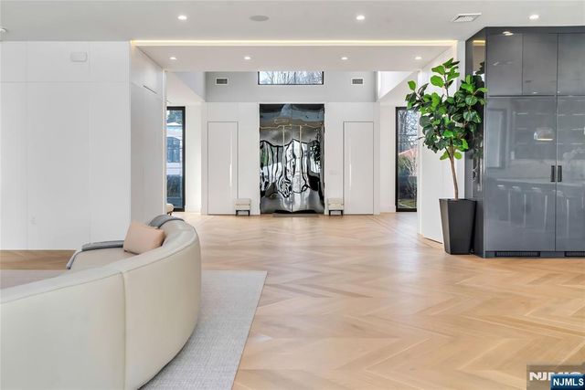 11 Roberts Road, Englewood Cliffs, NJ 07632