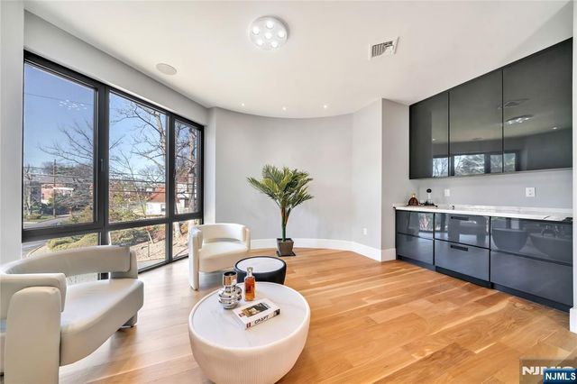 11 Roberts Road, Englewood Cliffs, NJ 07632