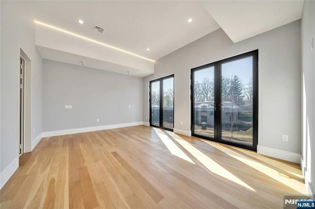 11 Roberts Road, Englewood Cliffs, NJ 07632