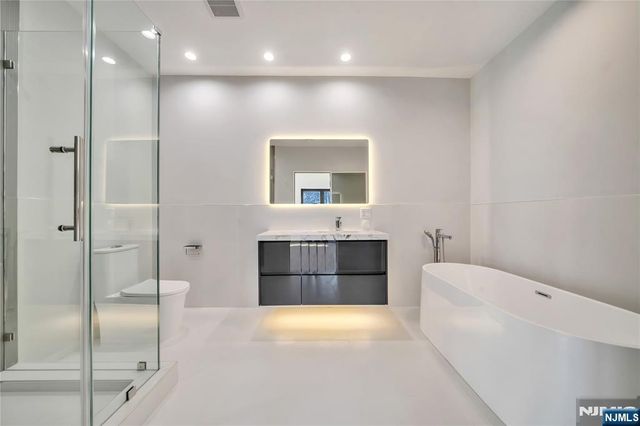 11 Roberts Road, Englewood Cliffs, NJ 07632