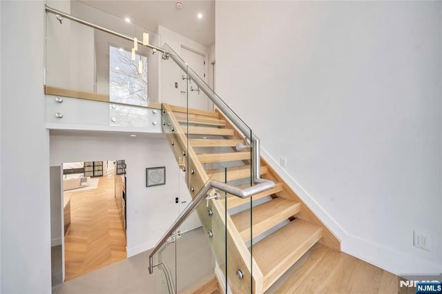 11 Roberts Road, Englewood Cliffs, NJ 07632