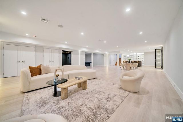 11 Roberts Road, Englewood Cliffs, NJ 07632