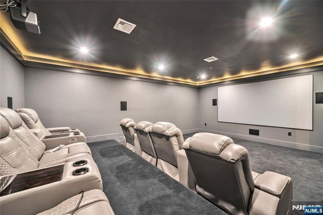 11 Roberts Road, Englewood Cliffs, NJ 07632