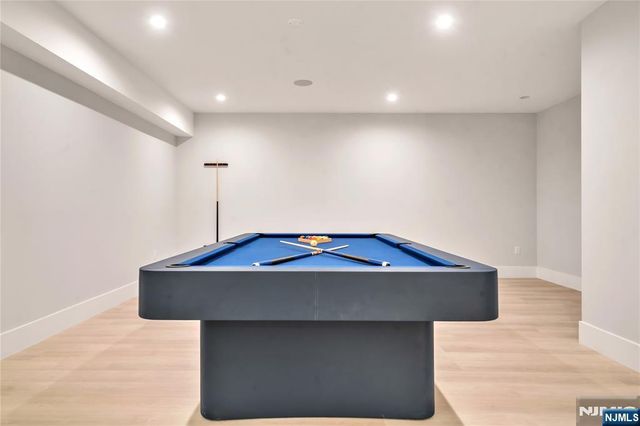 11 Roberts Road, Englewood Cliffs, NJ 07632