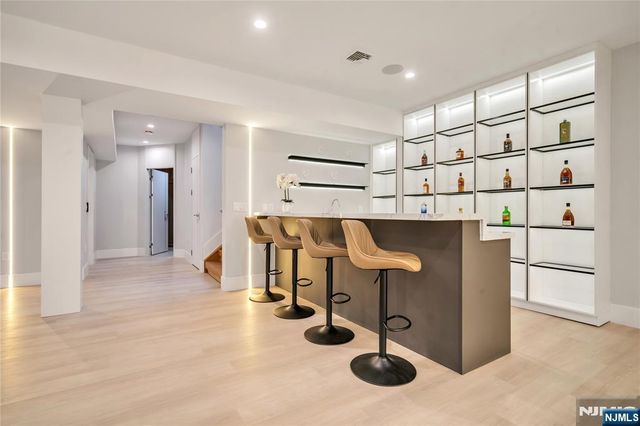 11 Roberts Road, Englewood Cliffs, NJ 07632