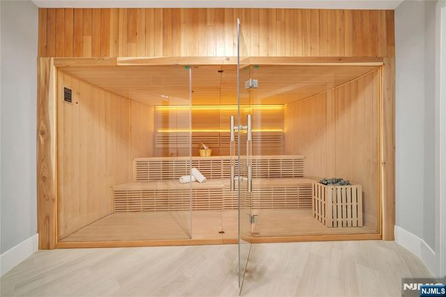 11 Roberts Road, Englewood Cliffs, NJ 07632