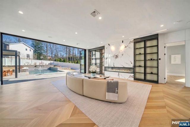 11 Roberts Road, Englewood Cliffs, NJ 07632