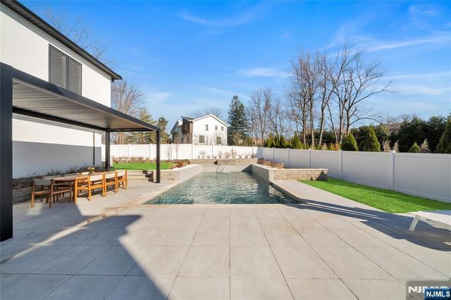 11 Roberts Road, Englewood Cliffs, NJ 07632