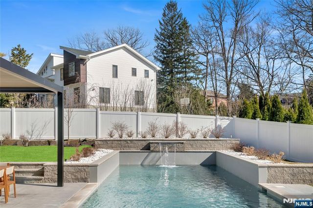 11 Roberts Road, Englewood Cliffs, NJ 07632