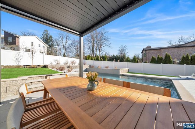 11 Roberts Road, Englewood Cliffs, NJ 07632