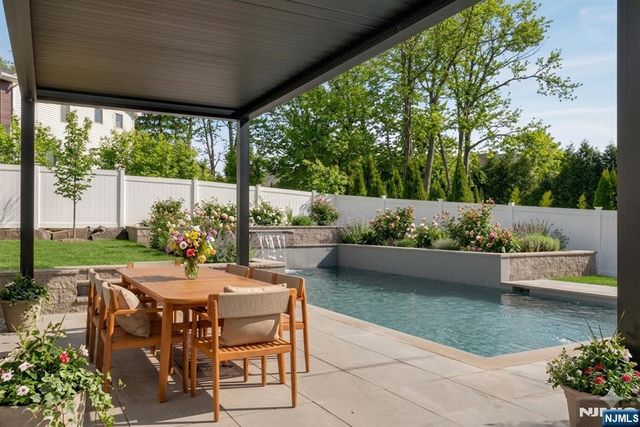 11 Roberts Road, Englewood Cliffs, NJ 07632