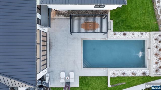 11 Roberts Road, Englewood Cliffs, NJ 07632