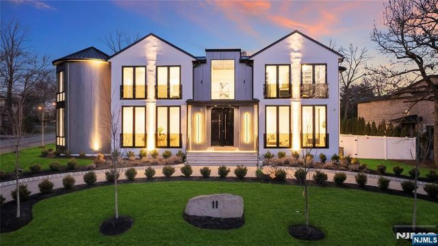 11 Roberts Road, Englewood Cliffs, NJ 07632