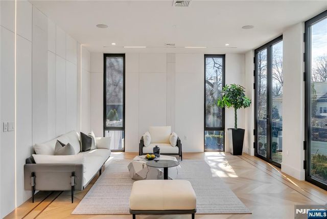 11 Roberts Road, Englewood Cliffs, NJ 07632