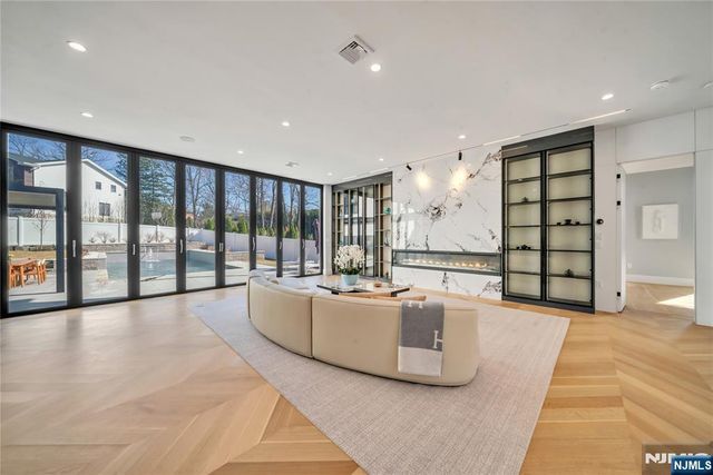 11 Roberts Road, Englewood Cliffs, NJ 07632