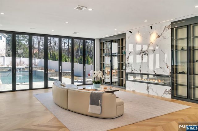 11 Roberts Road, Englewood Cliffs, NJ 07632