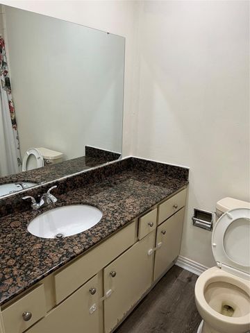 2211 S Braeswood Boulevard 23B, Houston, TX 77030