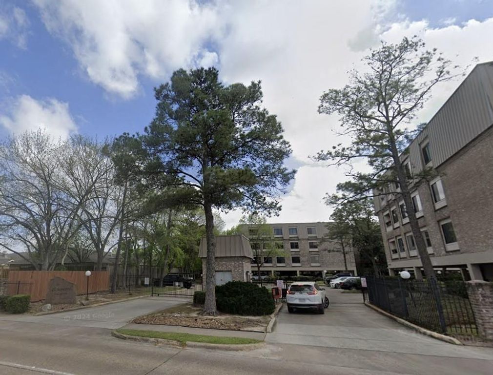 2211 S Braeswood Boulevard 23B, Houston, TX 77030