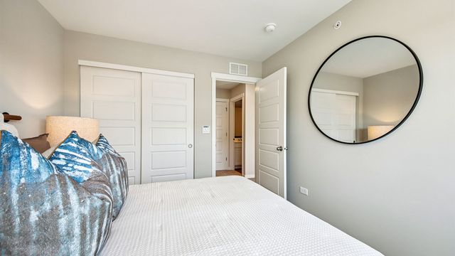 2225 Waters Edge Drive, Schaumburg, IL 60173