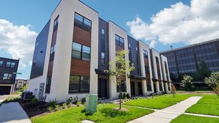 2225 Waters Edge Drive, Schaumburg, IL 60173
