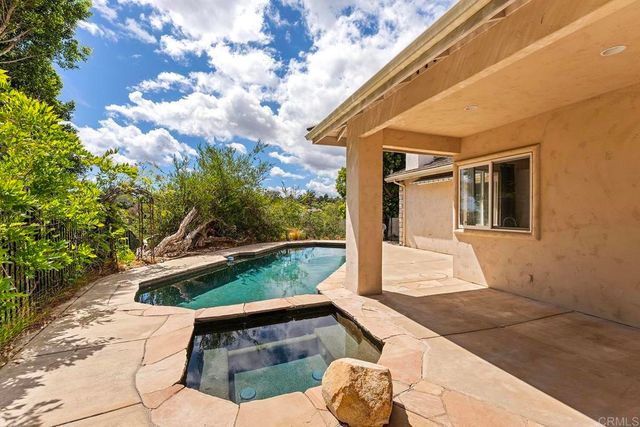 2557 Live Oak Park Rd, Fallbrook, CA 92028