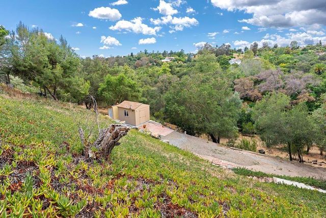 2557 Live Oak Park Rd, Fallbrook, CA 92028