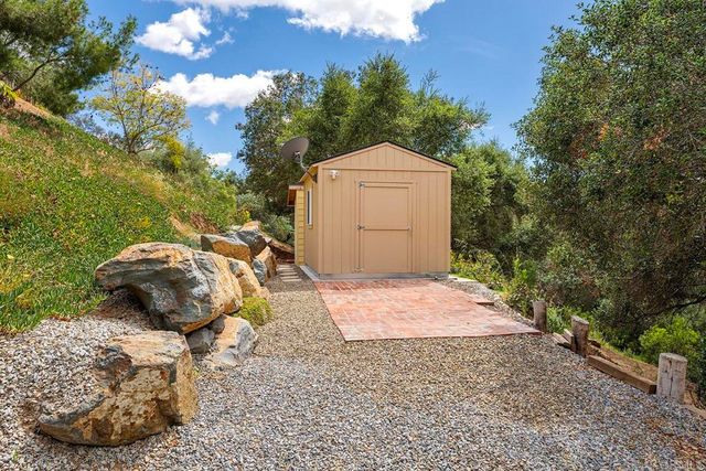 2557 Live Oak Park Rd, Fallbrook, CA 92028