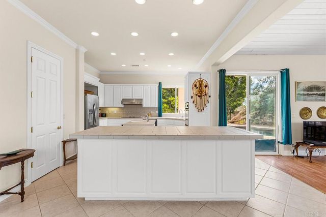 2557 Live Oak Park Rd, Fallbrook, CA 92028