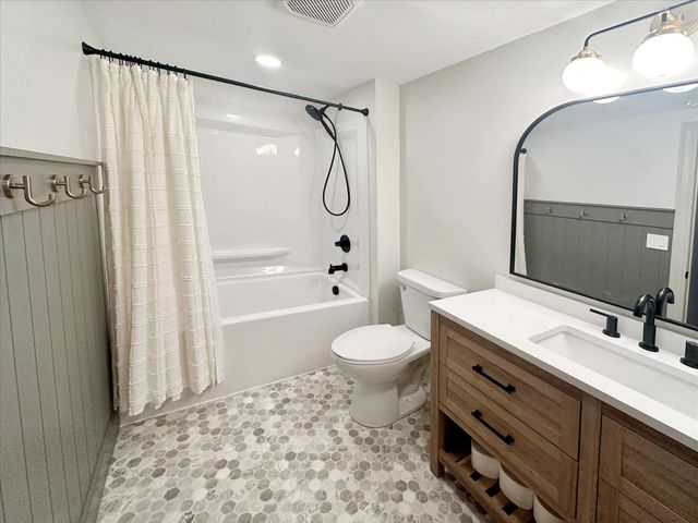 70070 2nd Avenue, South Haven, MI 49090