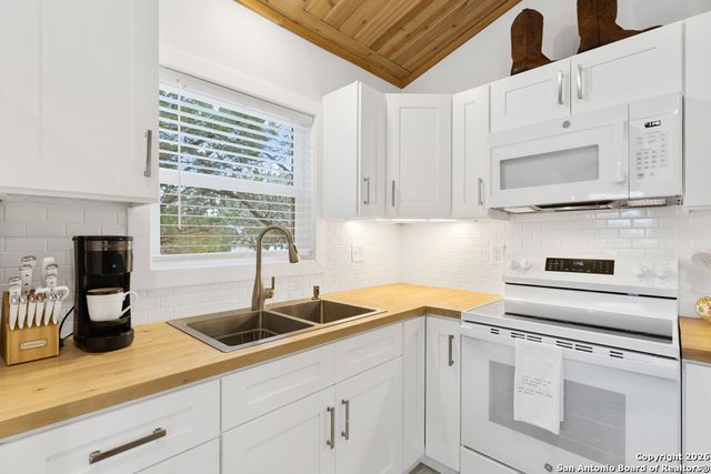 295 PR 1511, Bandera, TX 78003