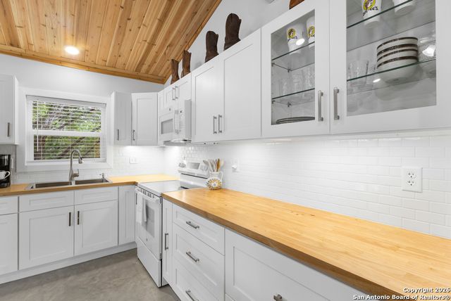 295 PR 1511, Bandera, TX 78003