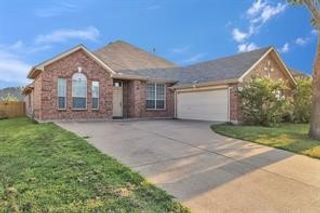 831 Fair Oaks Drive, Grand Prairie, TX 75052
