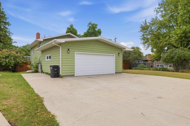 2807 Edgewood Drive N, Fargo, ND 58102