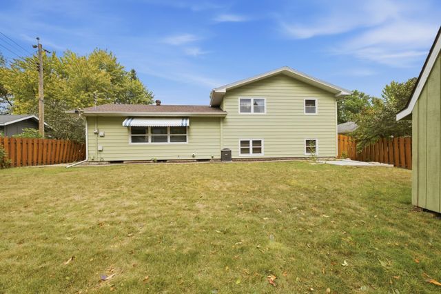 2807 Edgewood Drive N, Fargo, ND 58102