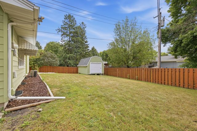2807 Edgewood Drive N, Fargo, ND 58102