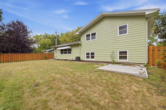 2807 Edgewood Drive N, Fargo, ND 58102
