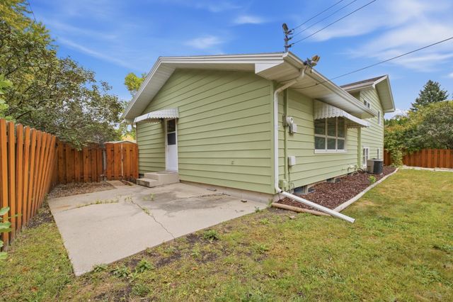 2807 Edgewood Drive N, Fargo, ND 58102
