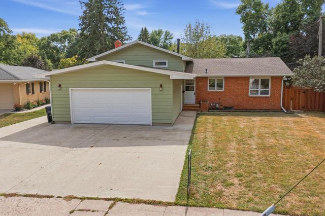 2807 Edgewood Drive N, Fargo, ND 58102