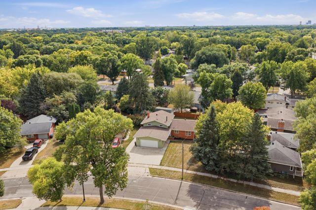 2807 Edgewood Drive N, Fargo, ND 58102