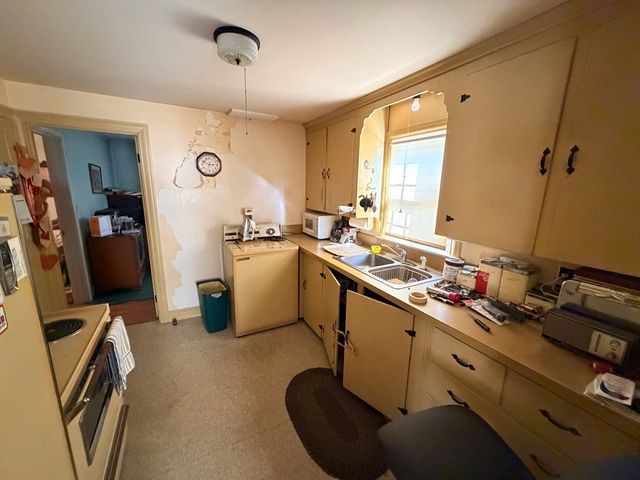 192 Concord Rd, Lincoln, MA 01773