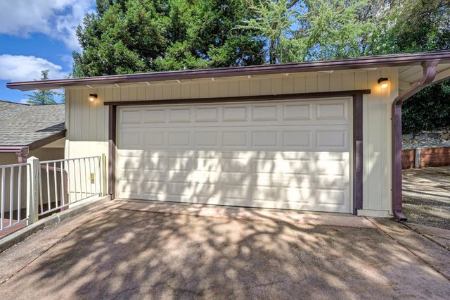 13894 Hemlock Dr, Penn Valley, CA 95946
