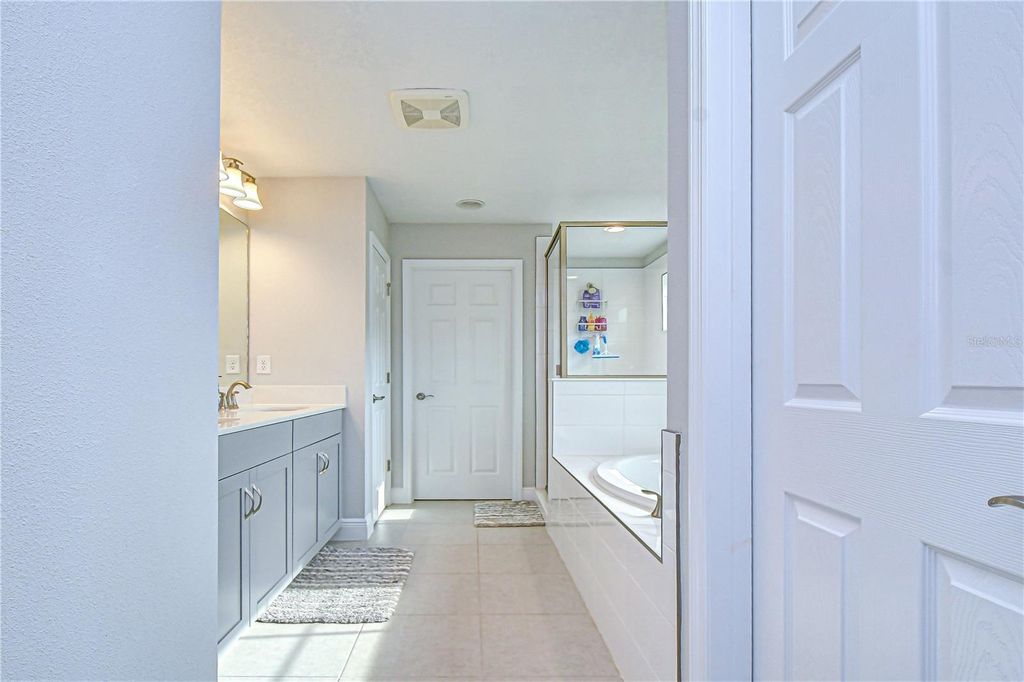 Image 21 of property listing at 14733 GALLOP RUN DRIVE, Lithia, FL 33547