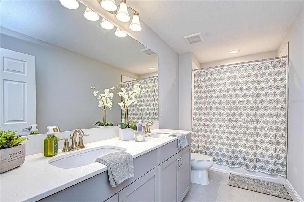 Image 28 of property listing at 14733 GALLOP RUN DRIVE, Lithia, FL 33547