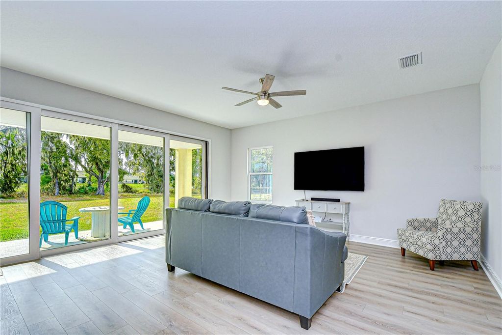 Image 9 of property listing at 14733 GALLOP RUN DRIVE, Lithia, FL 33547