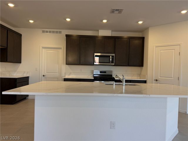 7706 WHISTLEBECK Avenue, Las Vegas, NV 89113