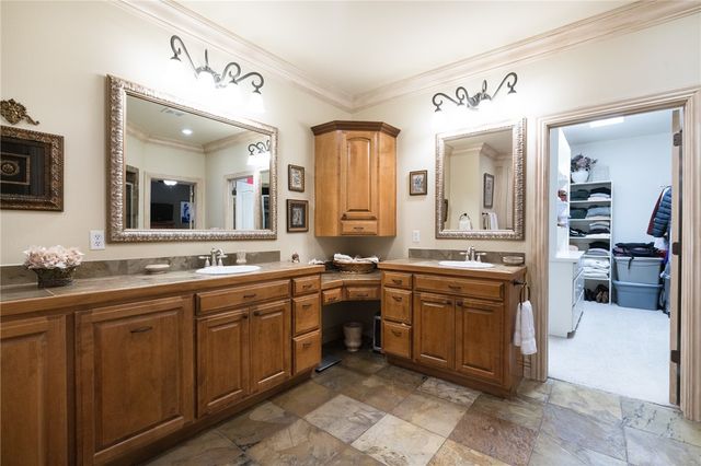 2468 N Covington Park Boulevard, Fayetteville, AR 72703