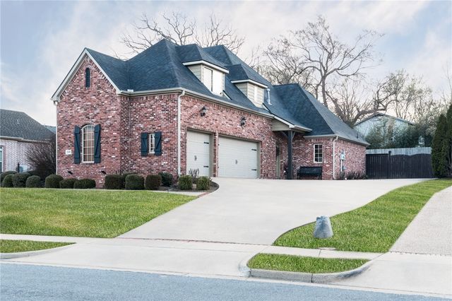 2468 N Covington Park Boulevard, Fayetteville, AR 72703