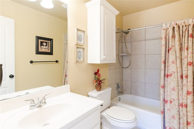 2468 N Covington Park Boulevard, Fayetteville, AR 72703