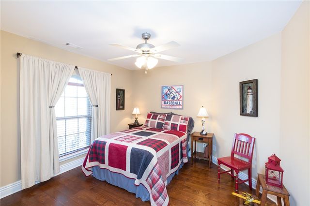 2468 N Covington Park Boulevard, Fayetteville, AR 72703