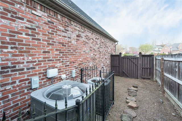 2468 N Covington Park Boulevard, Fayetteville, AR 72703